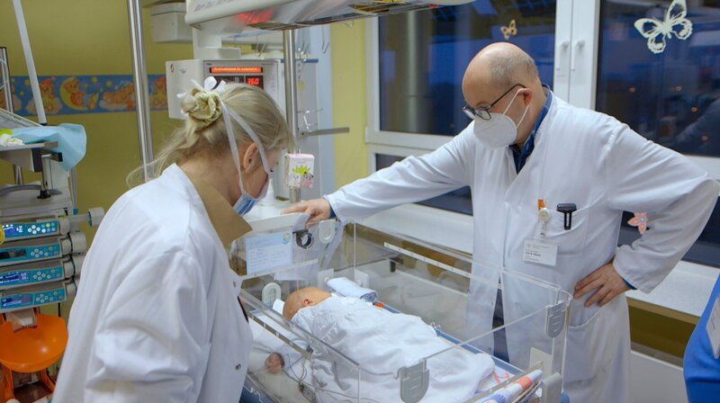 Visite an der Neonatologie Südstadtklinik Rostock. – Bild: NDR/​Populärfilm