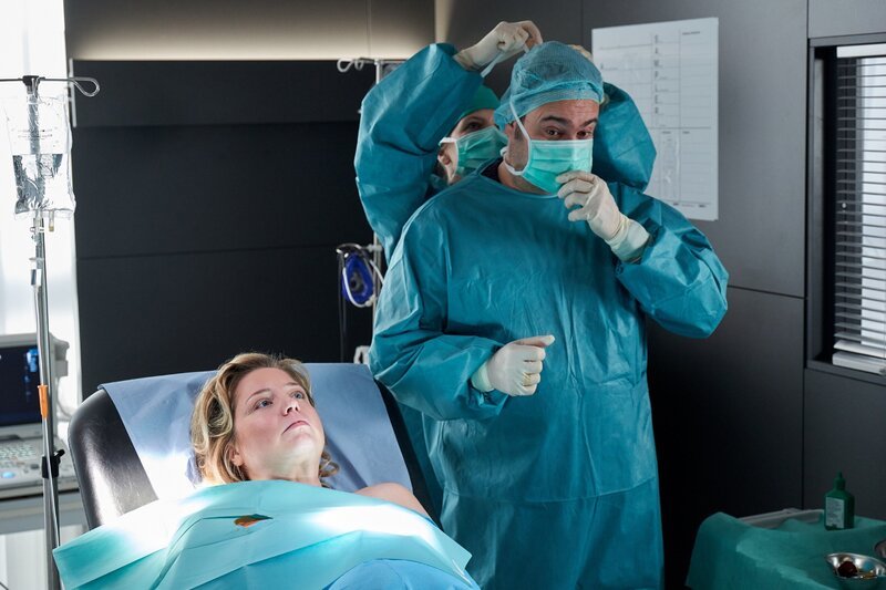 Andrea Ziegler (Caroline Maria Frier) bekommt für die Chemo einen Port am Schlüsselbein gelegt. – Bild: MG RTL D /​ Frank Dicks