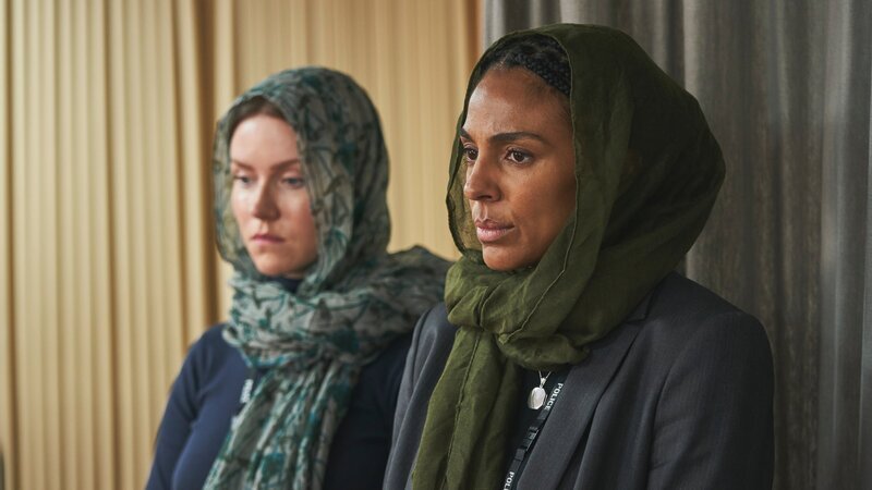 DS Townsend (Marsha Thomason, r.) und DS Hobson (Erin Shanagher, l.) werden gebeten, bei der Trauerfeier des jungen Boxers dabei zu sein. Doch den Ermittlerinnen fällt es schwer, Anteil zu nehmen, während die Umstände seines Todes noch ungeklärt sind. – Bild: ZDF und Jonny Birch