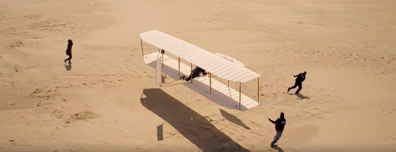 Ein Segelflugzeug im Landeanflug auf die Wüste. – Bild: ZDF und Jack Burton