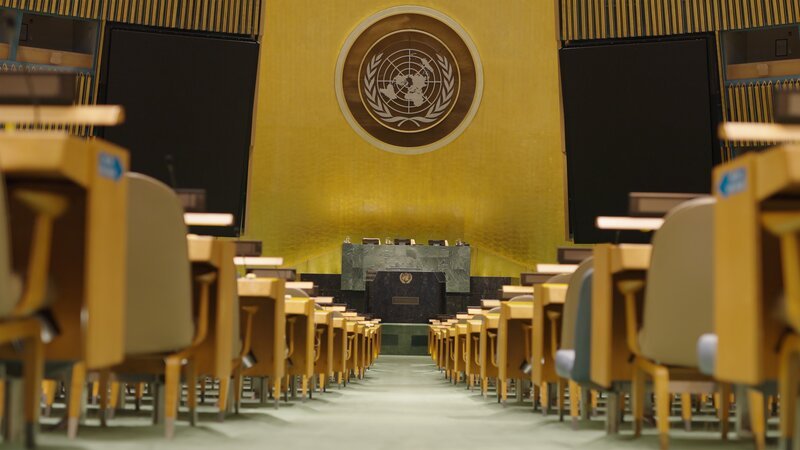 Saal der UN-Generalversammlung, in der 193 Staaten der Welt mit gleichen Rechten vertreten sind, und die sich für den Frieden der Welt einsetzen sollen. – Bild: ZDF und Torbjörn Karvang