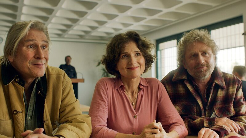 Traute Dreisamkeit: Klaus (Michael Kind, l.), Gisela (Victoria Trauttmansdorff) und Holger (Jörg Witte) – Bild: NDR/​Peter Drittenpreis/​Kundschafter Filmproduktion/​Schurkenstart Film