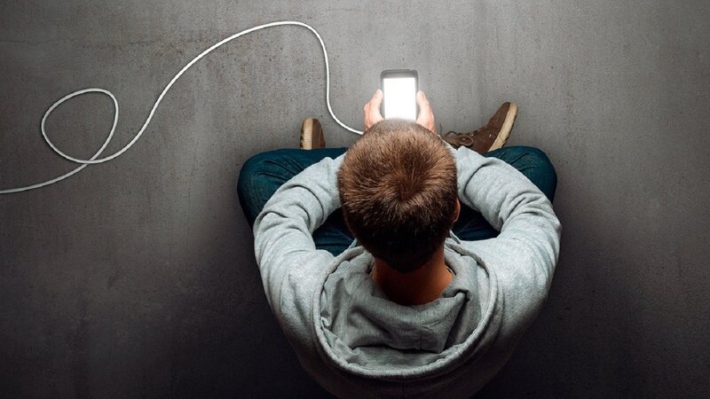 Über Smartphone haben Kinder und Jugendliche heute leicht Zugang zu Inhalten, die eigentlich nicht für sie bestimmt sind. Wie können sie davor geschützt werden? – Bild: ZDF und Onza