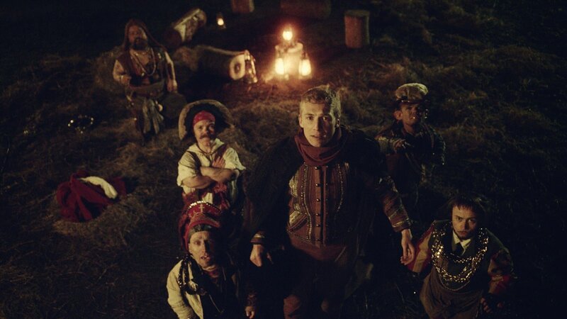 Sara schwebt davon. Mitte: der Prinz (Andreas Jessen). – Bild: BR/​DR/​Jesper Tøffner