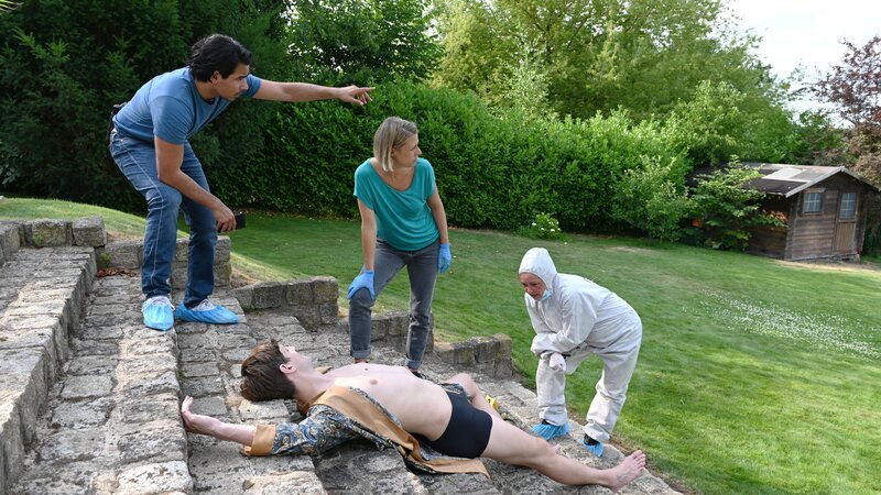 Tamara Meurer (Anja Pahl, M.) und Samir Amari (Skandar Amini, l.) treffen am Tatort ein, wo bereits Spusi Jutta Specht (Gabriele Völsch, r.) zu Gange ist. Vor ihnen liegt die Leiche von Eiko Nehring. – Bild: Andre Kowalski /​ ZDF