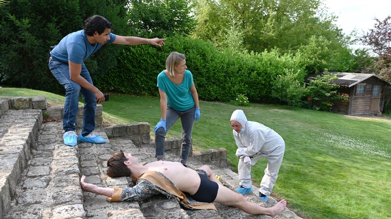 Tamara Meurer (Anja Pahl, M.) und Samir Amari (Skandar Amini, l.) treffen am Tatort ein, wo bereits Spusi Jutta Specht (Gabriele Völsch, r.) zu Gange ist. Vor ihnen liegt die Leiche von Eiko Nehring. – Bild: Andre Kowalski /​ ZDF