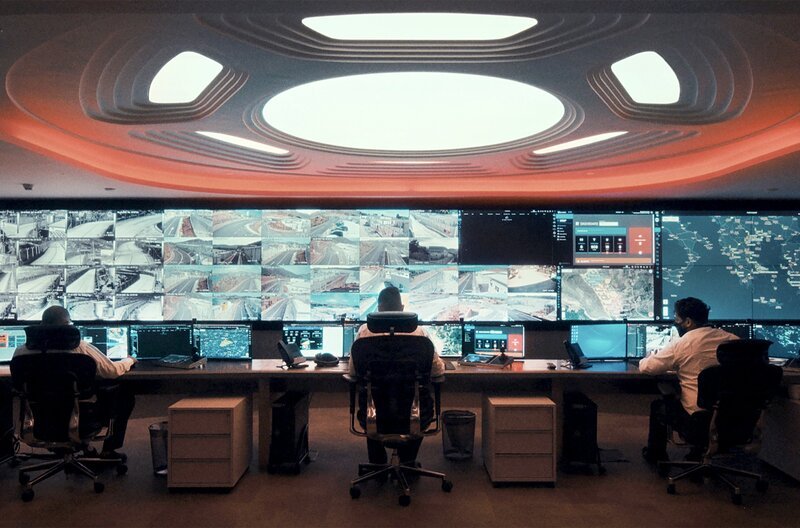 Das Sicherheitssystem „Centaur“ überträgt Livebilder in eine Kommandozentrale im griechischen Migrationsministerium in Athen. – Bild: SWR/FFL/Sina Diehl Das Sicherheitssystem „Centaur“ überträgt Livebilder in eine Kommandozentrale im griechischen Migrationsministerium in Athen. – Bild: SWR/FFL/Sina Diehl