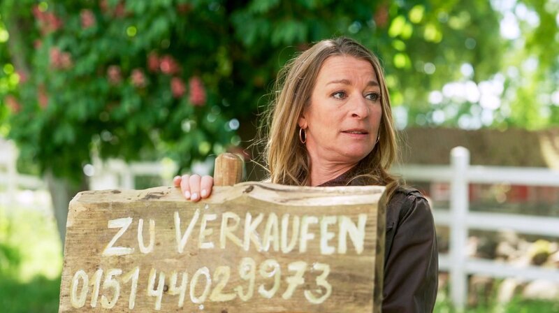 Britta (Jelena Mitschke) findet den Dornenhof nach wie vor unheimlich und will Carla (Maria Fuchs m.) den Kauf ausreden. – Bild: NDR