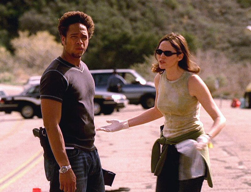 Warrick (Gary Dourdan) und Sara (Jorja Fox) finden Rückstände von Chloroform an den Reifen des Busses. Bedeutet das, dass jemand den Bus absichtlich verunglücken ließ? – Bild: RTL