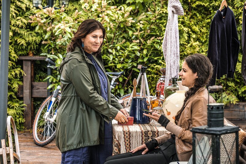 Eva Lorenz (Eva Mattes, l.) veranstaltet einen Flohmarkt und Julia Obermeier (Liane Forestieri) hilft gerne. – Bild: ZDF und Raymond Roemke