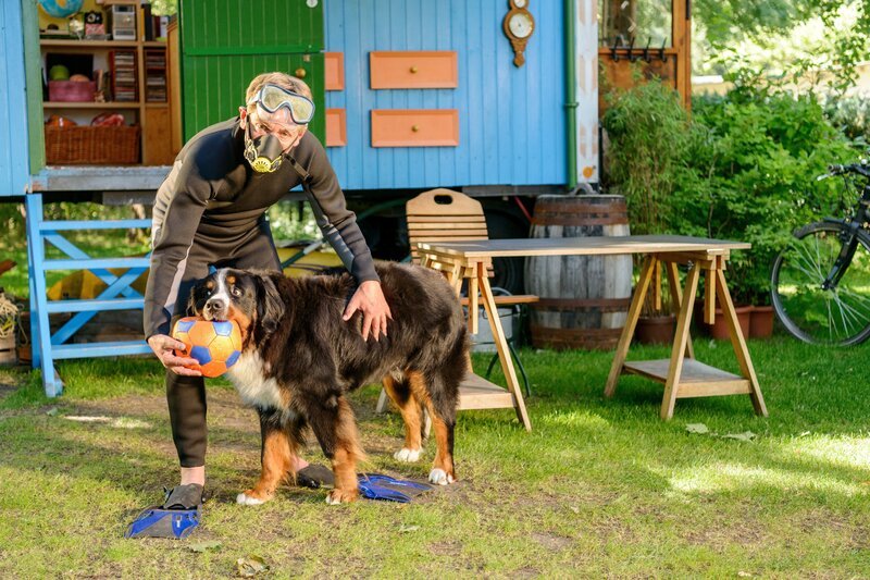 Eine Allergie trennt Fritz (Guido Hammesfahr) und Keks auf keinen Fall. Vorher zieht Fritz lieber einen Taucheranzug an, setzt eine Schwimmbrille und eine Atemmaske auf, als dass er sich von seinem geliebten Freund trennt. – Bild: ZDF/​Antje Dittmann