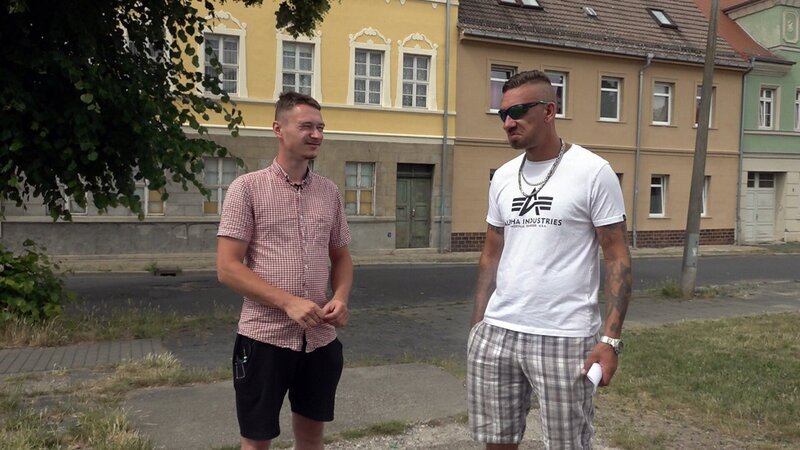 Schmidti (li.) ist ziemlich pleite. Nun will er mit Kumpel Jens eine WG gründen. – Bild: RTLZWEI /​ UFA SHOW & FACTUAL