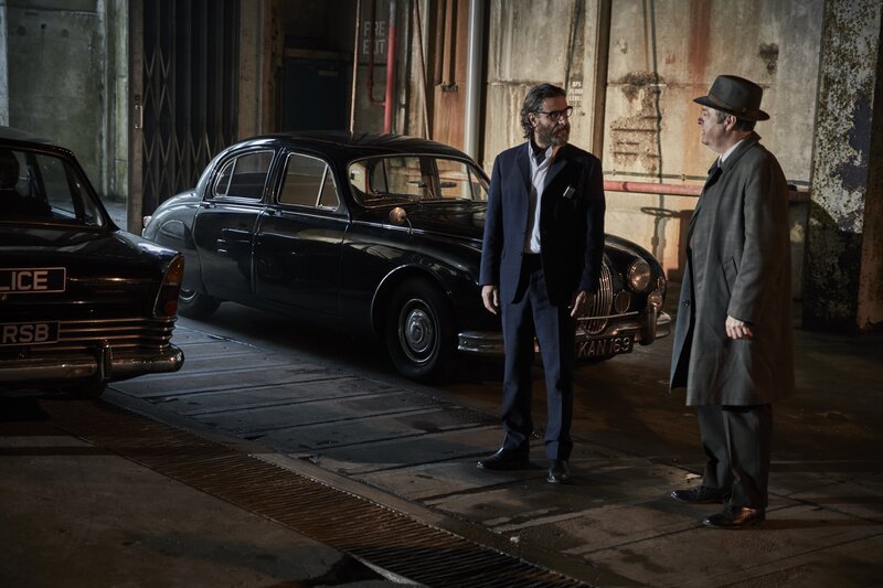 Fred Thursday (Roger Allam, r.) befragt Elliott Blake (Adam Levy, l.). – Bild: ZDF/​Jonathan Ford