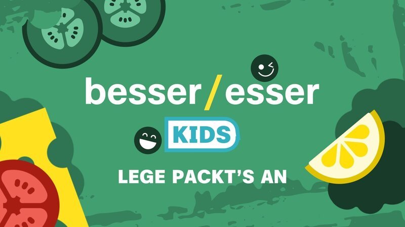 Lebensmittelentwickler und Food-Experte Sebastian Lege deckt auf, was Kinder und Jugendliche in der Schule essen. Dafür besucht er zwei Schulen, deckt dort Schwierigkeiten auf und zeigt Wege zu besseren, leckeren und bezahlbaren Mahlzeiten für Kinder und Jugendliche. – Bild: KiKA/​Katja Inderka
