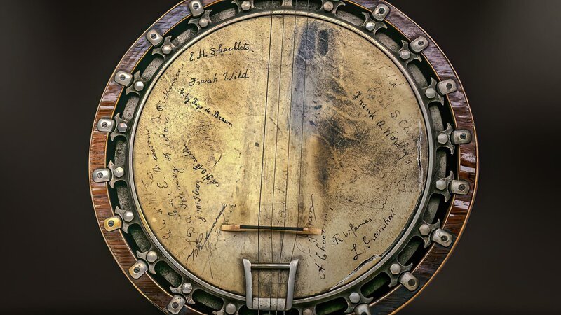 Das Banjo von Dr. Leonard Husseys, Meteorologe an Bord der Endurance, mit den Unterschriften der Mannschaft. – Bild: ZDF und Februar Film GmbH