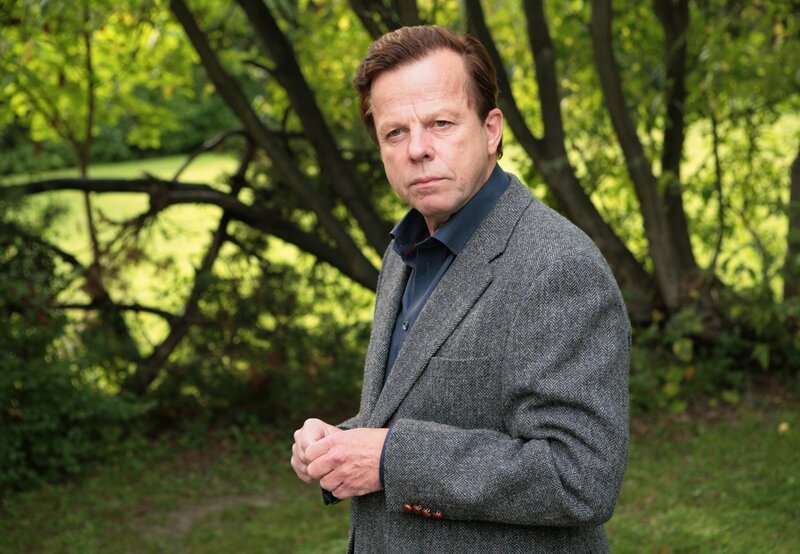 Kommissar Wallander (Krister Henriksson) beteiligt sich nicht an der Hatz auf den Pädophilen. – Bild: WDR/​ARD Degeto/​Yellow Bird/​Nille Leander