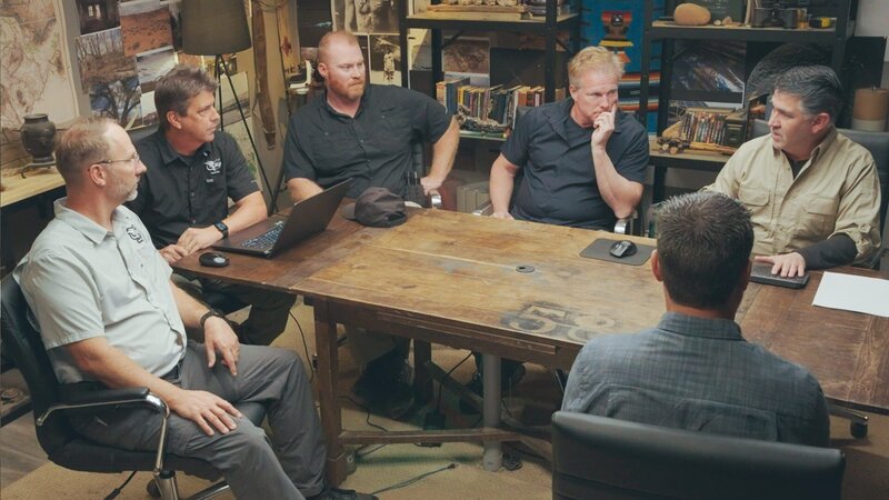 Jim Royston (2.v.l.), Kaleb Bench (3.v.l.), Travis Taylor (3.v.r.), Erik Bard (2.v.r.), Thomas Winterton (r.) – Bild: boxusair /​ Prometheus Entertainment /​ THE HISTORY CHANNEL