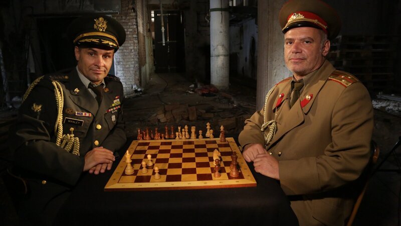 Die USA und die Sowjetunion sitzen sich am Schachbrett des Kalten Krieges gegenüber. – Bild: ZDF und Markus Goldschmitt Die USA und die Sowjetunion sitzen sich am Schachbrett des Kalten Krieges gegenüber. – Bild: ZDF und Markus Goldschmitt