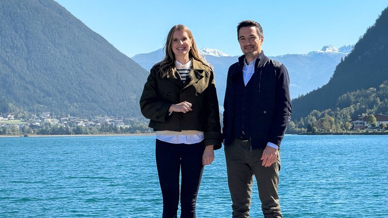 Die Moderatoren Raphaela Pint und Marius Holzer. – Bild: ORF/​mediacreativ /​ ORF