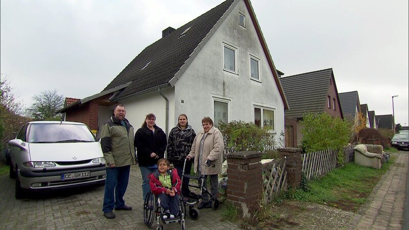 Ein Mehrgenerationenhaus für die ganze Familie – das war der Wunsch von Delia für ihre Familie … – Bild: RTL II