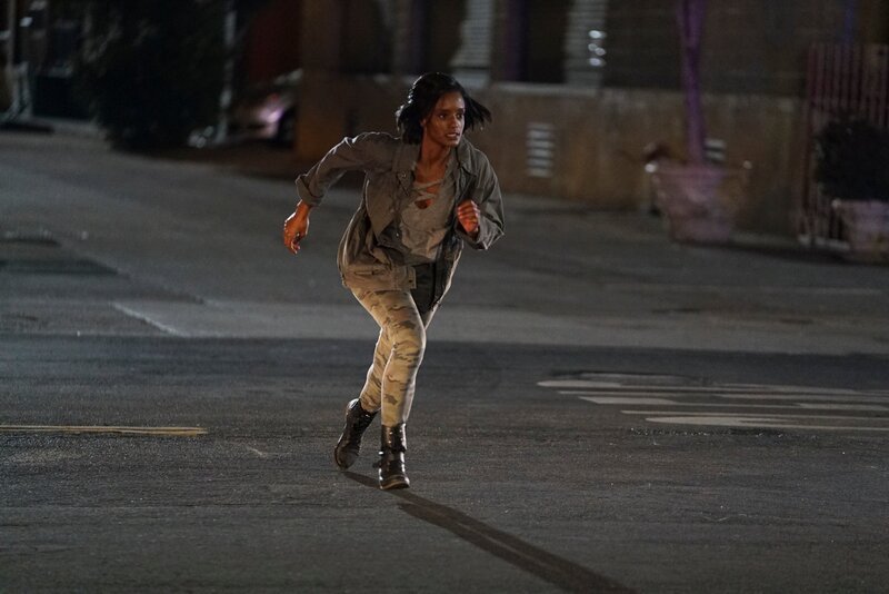 Kai De Vera (Skye P. Marshall) flüchtet vor der Polizei, nachdem sie ein Gebäude überfallen hat. – Bild: Eric McCandless /​ ZDF