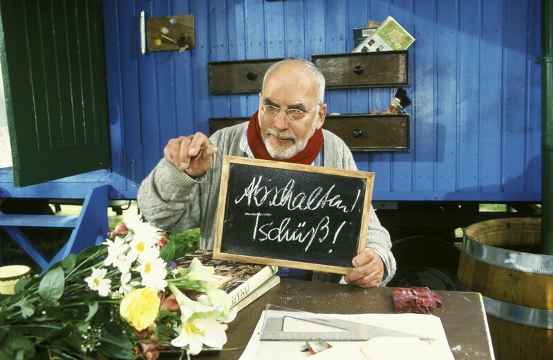 Wegen einer Erkältung hat Peter (Peter Lustig) keine Stimme mehr. Sogar zum berühmten „Abschalten“ kann er nur noch schriftlich auffordern. – Bild: ZDF/​Christiane Pausch