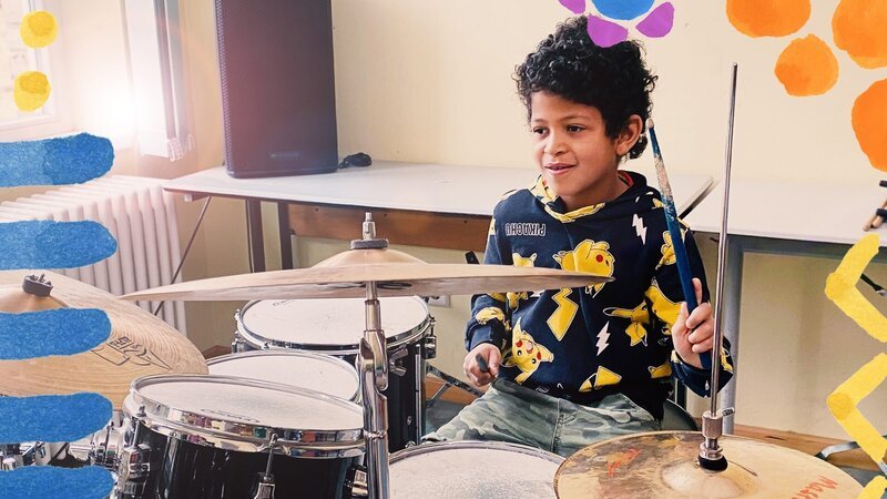 Taavi am Schlagzeug – Bild: rbb /​ Anja Hansmann