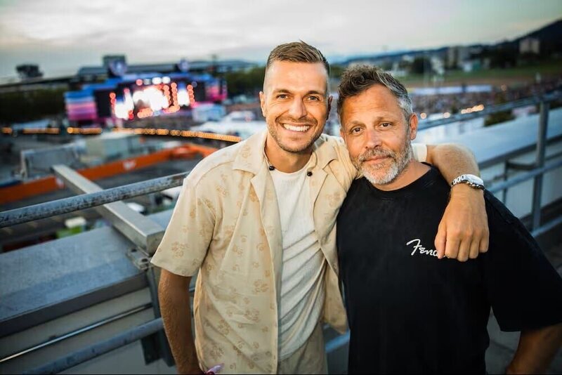 Simon Moser (r.) und Michel Schelker (l.) – Bild: 3+/​ oneplus /​ www.oneplus.ch