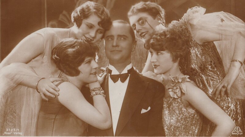 Schöne Frauen, leichtlebige Playboys: Das Kino spiegelte den Zeitgeist der wilden 20-er perfekt wider. – Bild: ZDF und Ross-Verlag