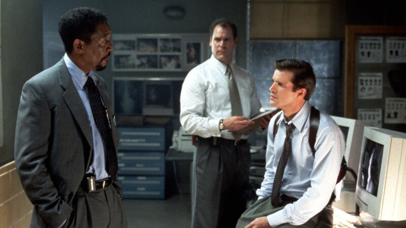 Polizeipsychologe Alex Cross (Morgan Freeman, l.) lässt sich von Detective Nick Ruskin (Cary Elwes, r.) und Agent Craig (Jay O. Sanders, M.) über die zahlreichen Vermissten-Fälle informieren. – Bild: ZDF und Kimberley Wright