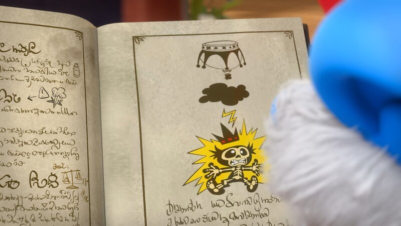 In seinen Unterlagen findet Papa Schlumpf den Hinweis, dass das Amulett Unglück bringt. – Bild: KiKA/​Peyo Productions, Dupuis Édition & Audiovisuell