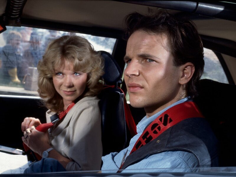 Chris (Mick Werup, r.) lernt bei einer Ralley Tina (Marion Kracht, l.) kennen, die als Beifahrerin eingesprungen ist. – Bild: Gyula Trebitsch Prod. GmbH