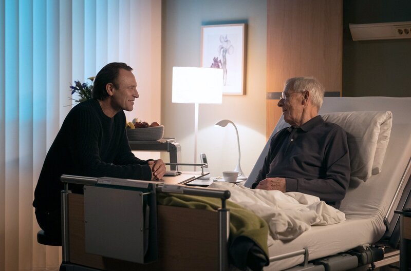 Dr. Ina Schulte (Isabell Gerschke) und Dr. Philipp Brentano (Thomas Koch) haben gerade erfahren, dass Sarah Marquardt und Philipps Frau Arzu mit einer Hochschwangeren im Fahrstuhl stecken geblieben sind. – Bild: MDR/​Saxonia Media/​Rudolf Wernicke