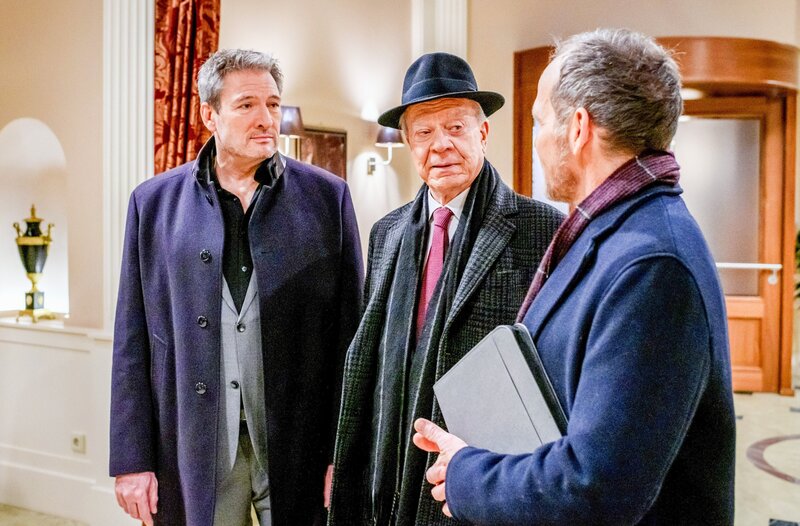 Vor Werner (Dirk Galuba, M.) und Markus (Timo Ben Schöfer, r.) versetzt es Christoph (Dieter Bach, l.) einen Stich, als alles wieder so ist, wie vor Sophias Auftauchen. – Bild: ORF/​ARD/​Christof Arnold