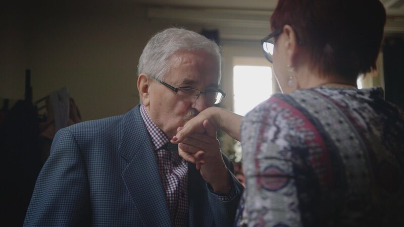 Der Handkuss. – Bild: ZDF/​Robert Cöllen