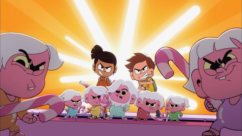 Mats und Malika entdecken im Bonbonladen kleine Gnome. – Bild: PLURIMEDIA (Watch Next Media)