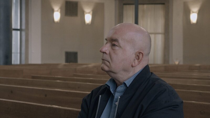 Protagonist Detlev Zander sitzt in der Kirche. – Bild: ZDF and Jonas Eckert Protagonist Detlev Zander sitzt in der Kirche. – Bild: ZDF and Jonas Eckert