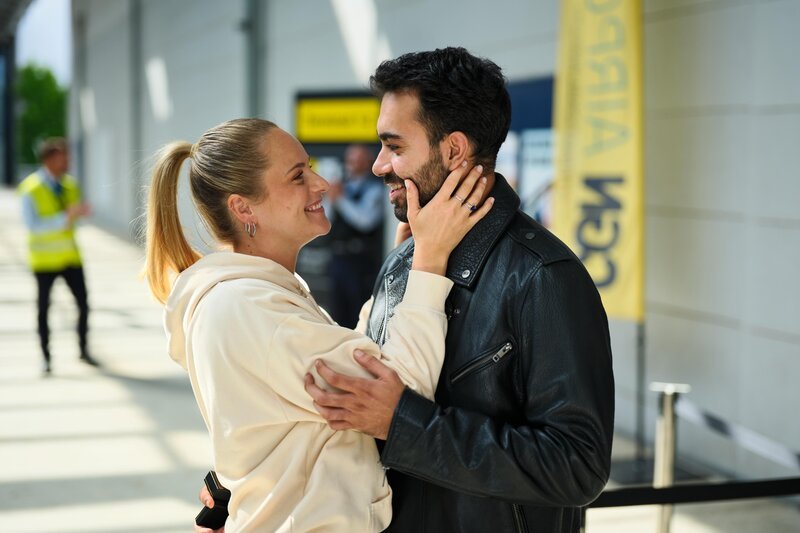 Baris (Metehan Demiröz) will Cecilia (Carina Koller) vor ihrer Abreise beweisen, dass sie die Frau seines Lebens ist. – Bild: RTL /​ Stefan Behrens /​ Jäger des verlorenen Rings