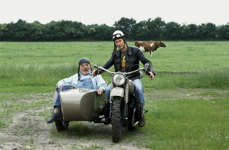 Peter (Peter Lustig, l.) fährt mit dem Student Jochen (Mike Maas, r.) über Land, um sich die Biogas-Anlage näher anzusehen. – Bild: ZDF und Christiane Pausch