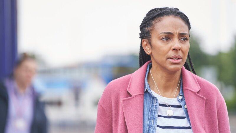 Die verzweifelte Suche nach ihrem Sohn treibt DS Townsend (Marsha Thomason) an ihre Grenzen. Da die Suche in Morecambe Bay erfolglos bleibt, steigt die Angst um ihn immer weiter. – Bild: ZDF und Jonny Birch