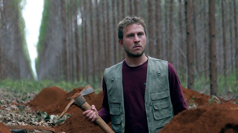 Jan Stadler (Max Hubacher) will nicht bei seiner heimlichen Probenentnahme erwischt werden. – Bild: SWR/Diwafilm Jan Stadler (Max Hubacher) will nicht bei seiner heimlichen Probenentnahme erwischt werden. – Bild: SWR/Diwafilm