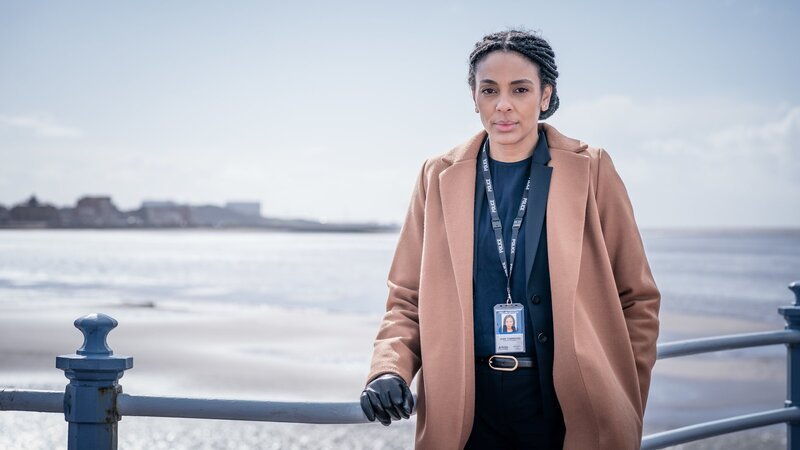 DS Jenn Townsend (Marsha Thomason) wurde frisch aus Manchester zur Polizeieinheit nach Morecambe Bay versetzt. – Bild: ZDF und Ben Blackall