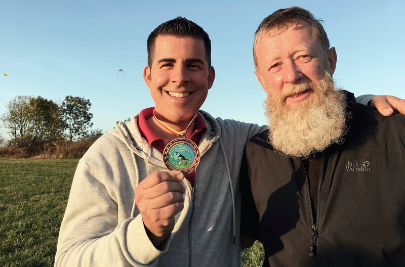 Andreas Gehrke (links) mit „Drachenpapa“ Karl-Ulrich Körtel. – Bild: HR Andreas Gehrke (links) mit „Drachenpapa“ Karl-Ulrich Körtel. – Bild: HR