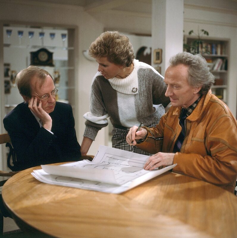 Die Pläne für das neue Haus werden von Siegfried Drombusch (Hans-Peter Korff, l.) und Vera Drombusch (Witta Pohl, M.) unterschiedlich beurteilt. Herr Kreutzer (Balduin Baas, r.) ist verwirrt. – Bild: ZDF und Gyula Trebitsch Prod. GmbH