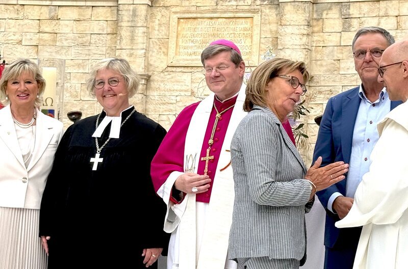 Zum Jubiläums-Gottesdienst der Familie Mack sind auch die evangelische Landesbischöfin Heike Springhart (2. v.l.) und Erzbischof Stephan Burger aus Freiburg (m.) gekommen. – Bild: SWR/​Thomas Förster