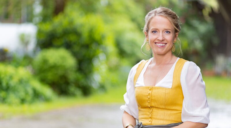 BR Heimat – Zsammg’spuit Key Visual/​Cover Sendereihenbild ohne Typo zu „BR Heimat – Zsammg’spuit“. Susanne Wiesner (im Bild) erkundet ausgewählte Regionen in Bayern und dem angrenzenden Alpenraum. Sie trifft auf heimische Volksmusikanten und erkundet Geschichte, Brauchtum und Handwerkskunst der jeweiligen Gegend. – Bild: BR/​Markus Konvalin/​Montage: BR /​ BR/​Bildmanagement