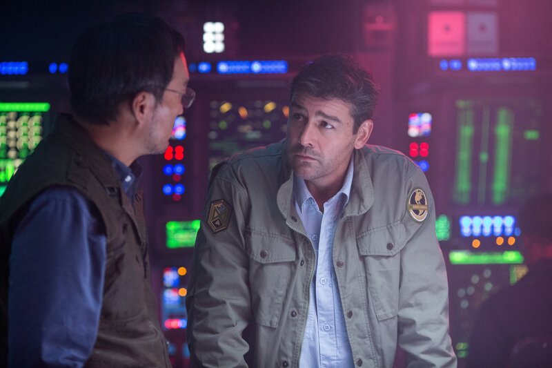 Dr. Ishiro Serizawa (Ken Watanabe, l.); Dr. Mark Russell (Kyle Chandler, r.) – Bild: CH Media /​ Daniel McFadden