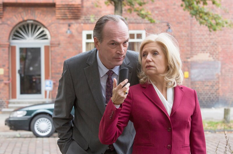 Werden Isa (Sabine Postel, r.) und Gellert (Herbert Knaup, l.) eine gemeinsame Kanzlei gründen? – Bild: WDR/​ARD/​Georges Pauly