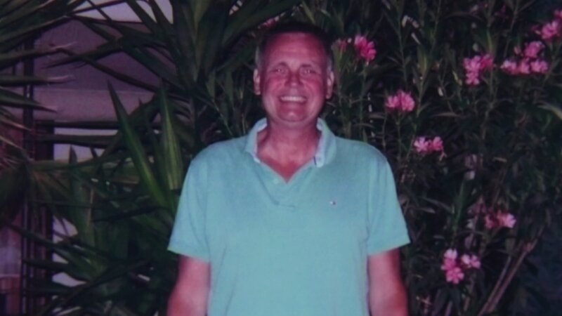 07. September 2013: Als der vierfache Familienvater Jürgen Volke die Haustür öffnen möchte, wird er von einem unbekannten Täter erschossen. – Bild: ZDF und privat