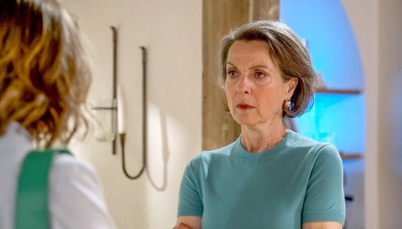 Victoria (Caroline Schreiber r.) macht Svenja (Lea Marlen Woitack) und Arthur (Vivian Frey) den überraschenden Vorschlag, die Hochzeit auf dem Gut auszurichten. – Bild: NDR